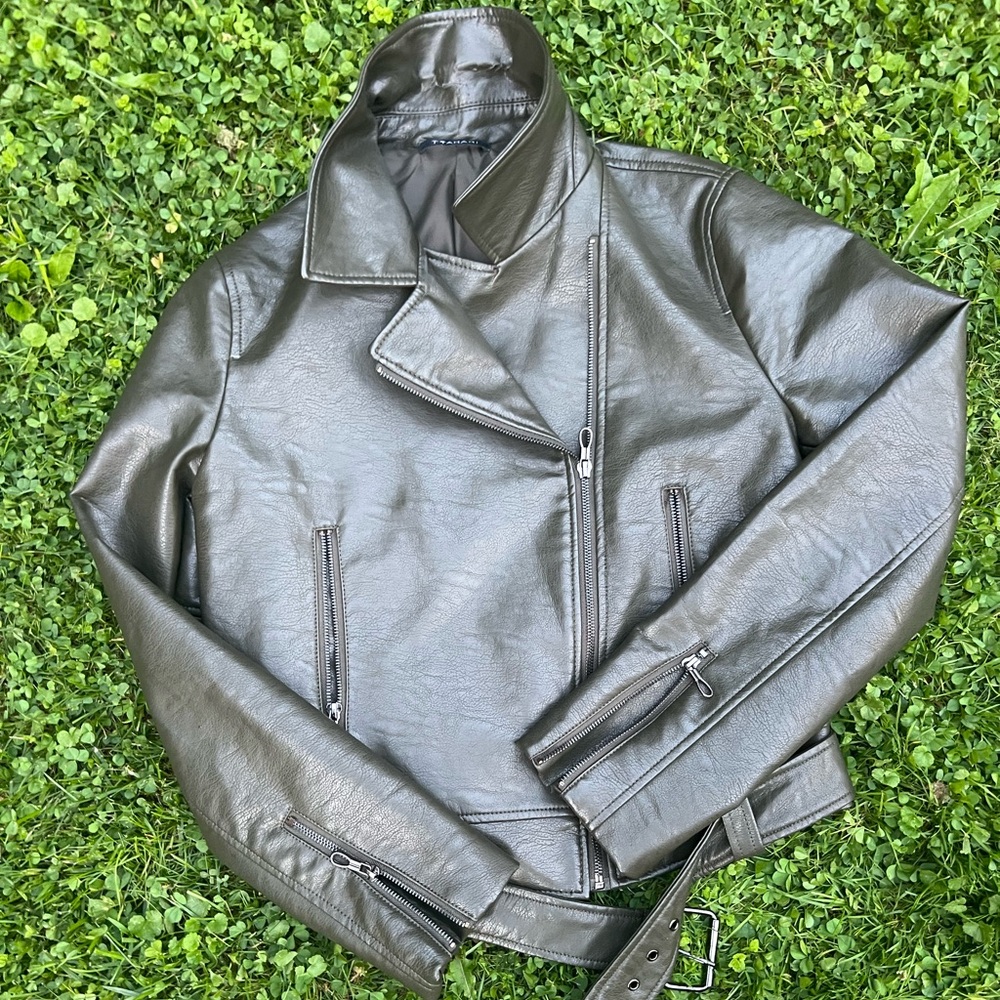 t tahari dark silver faux leather jacket with belt size large